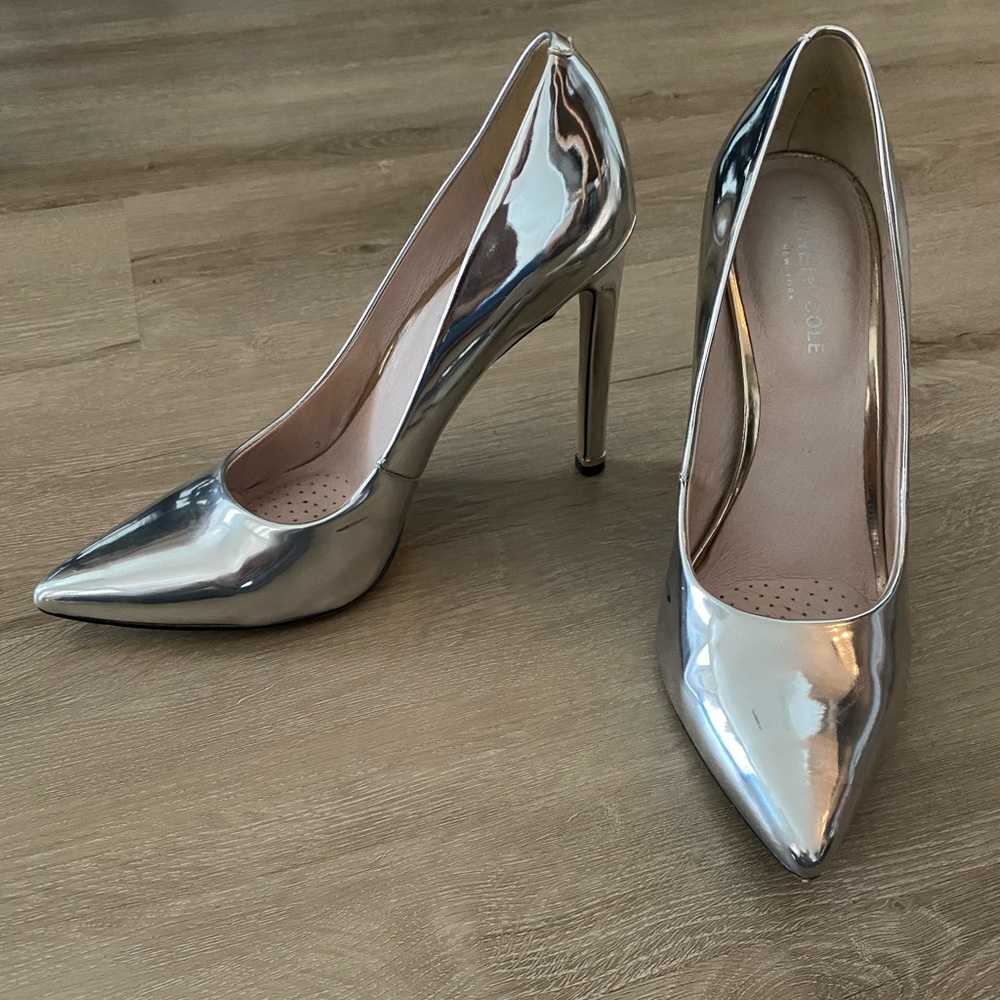 Kenneth Cole Silver Pumps